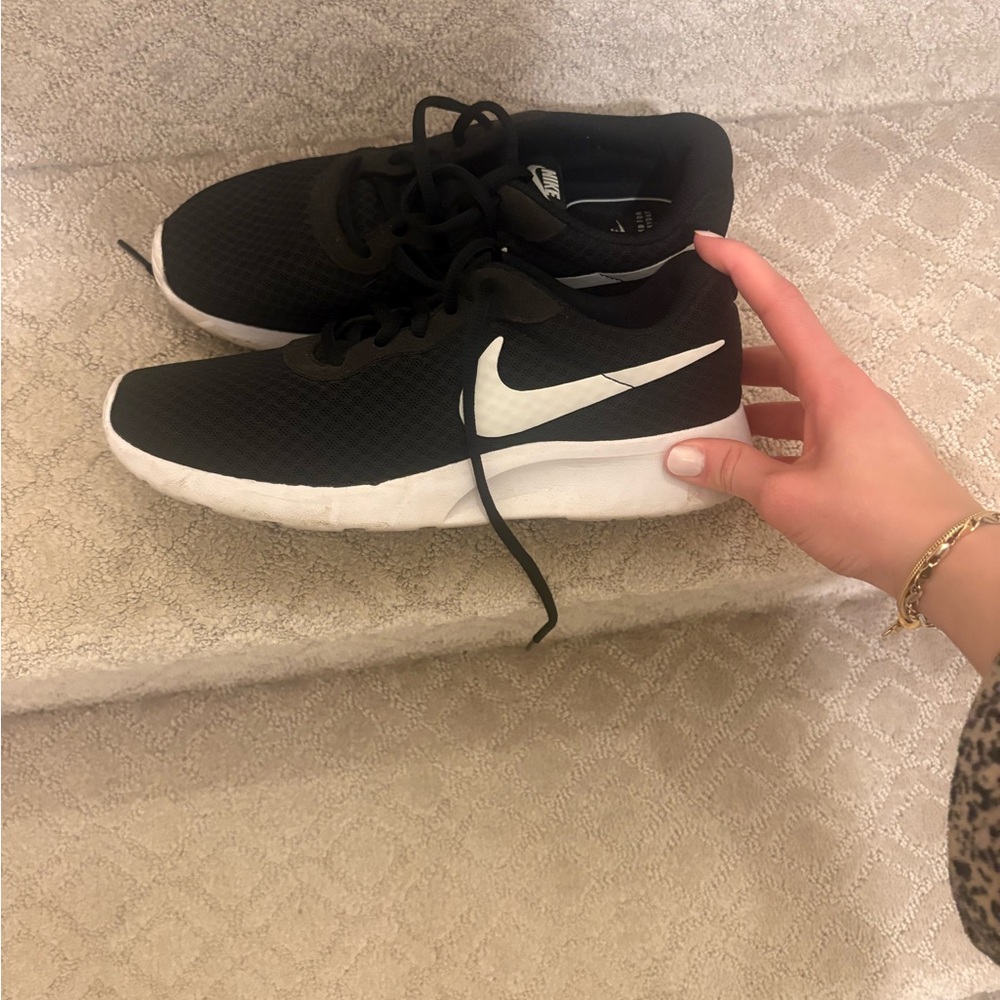 Nike Women’s Black & White Athletic Running Shoes